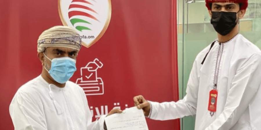 رئيس الاتحاد العماني لكرة القدم يقدم اوراق ترشحه