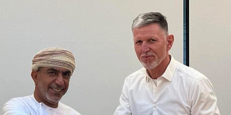 جانب من توقيع الاتفاقية مع المدرب التشيكي ياروسلاف شيلهافي